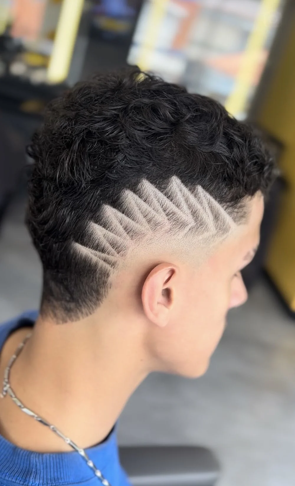 Corte masculino com desenho na lateral
