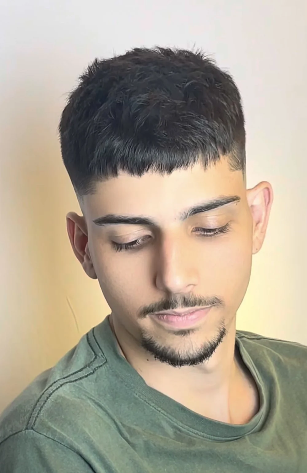 Corte masculino com franja e barba desenhada